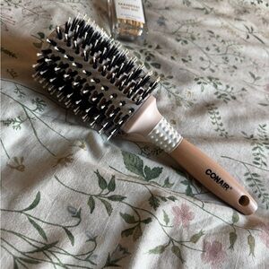 🆓Free with purchase new Hair Brush with White and Tan Handle
